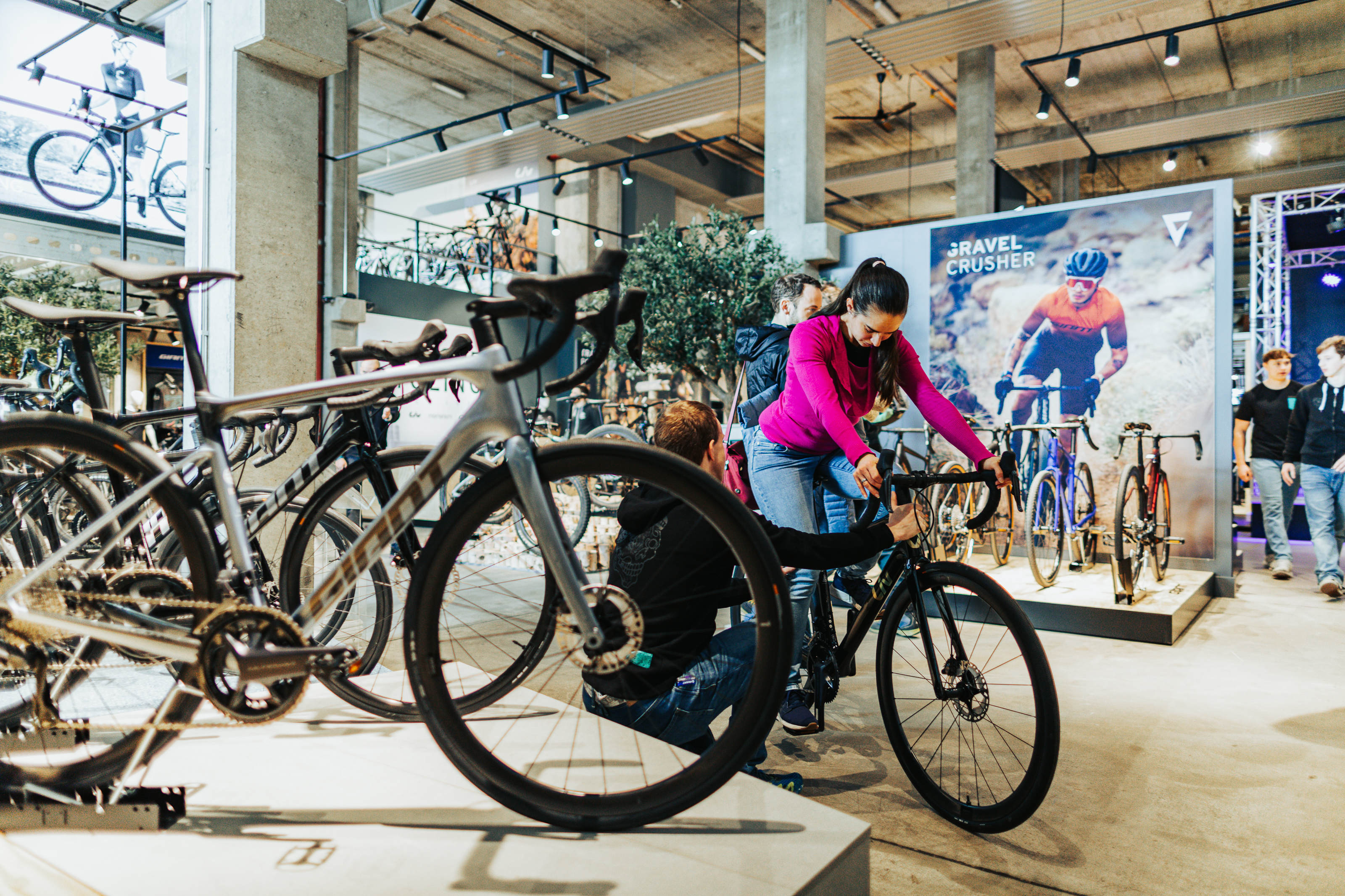 Beratung zur Sitzposition einer Radfahrerin auf einem Rennrad bei Alpha Bikes München