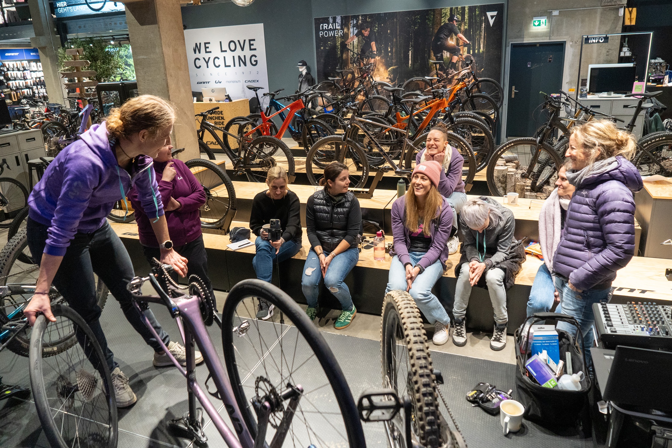 Frauen im Austausch zwischen Fahrrädern im Alpha-Bikes-Store München