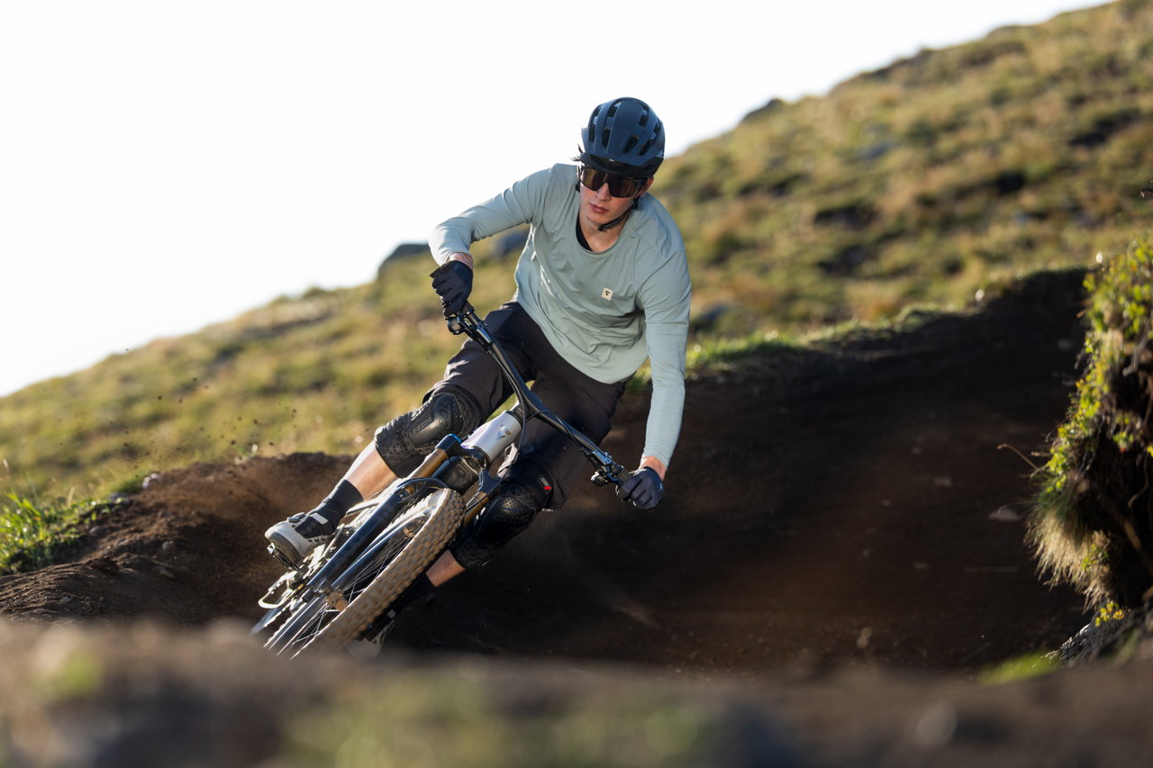 Giant Trance Advanced E+ 2027 in einer dynamischen Trailkurve